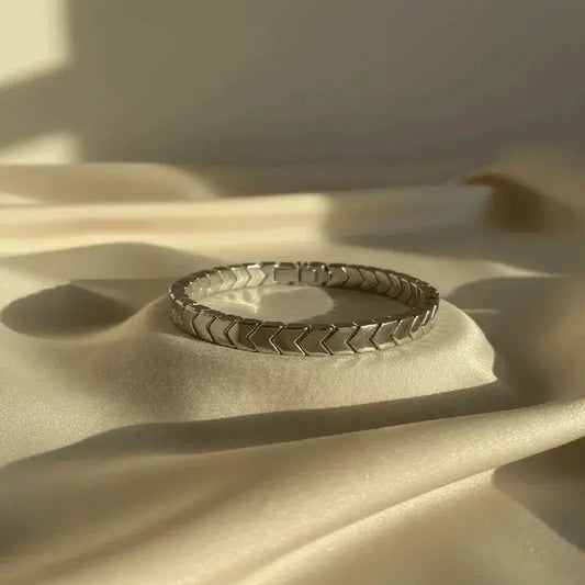 سوار مزخرف بنقشة سهم متدرج الألوان