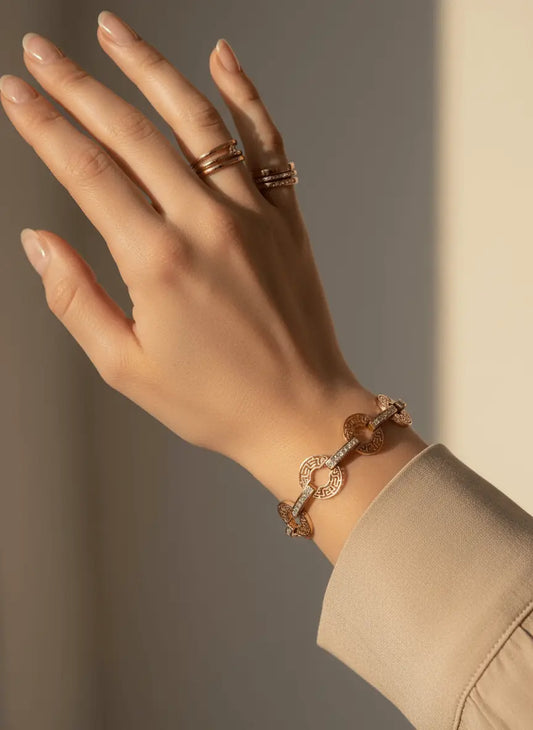 سوار ذهبي اللون بنقشة المفتاح اليوناني ومرصع بالكريستال