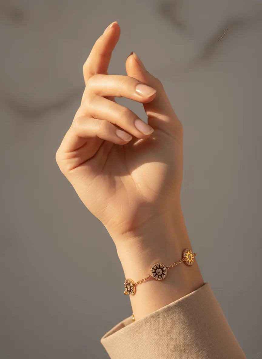 سوار مطلي بالذهب مزين بتعليقة على شكل عملة معدنية ومرصع بالزركون