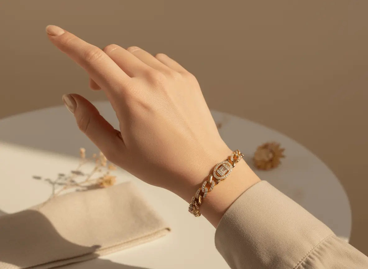 سوار كوبي ذهبي مرصع بالألماس - مشبك صندوقي على شكل باغيت