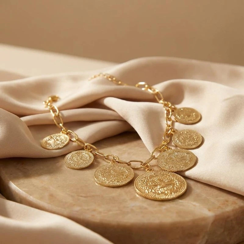 سوار مزين بتعليقة عملة معدنية مطلية بالذهب