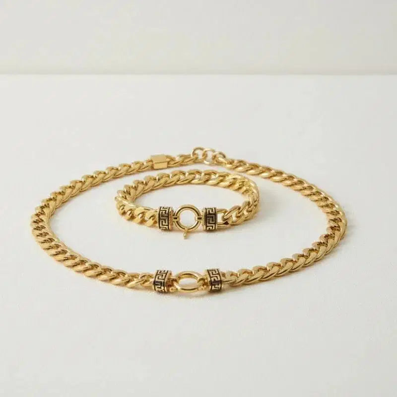 طقم سلسلة وسوار مطلي بالذهب بتصميم كوبي.