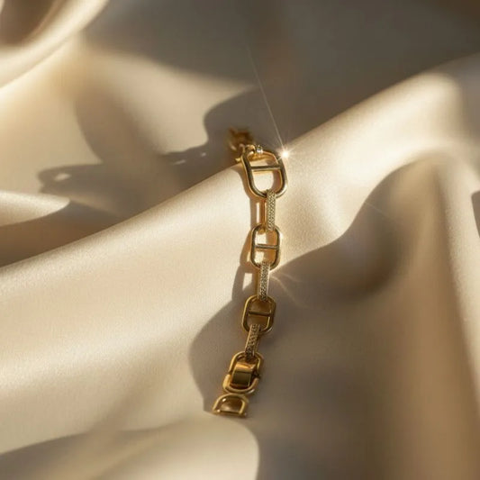 سوار من سلسلة ذهبية اللون مزين بأحجار كريستالية مرصوفة